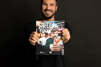 Street Food: Το νέο βιβλίο του Άκη Πετρετζίκη κυκλοφόρησε από τις Εκδόσεις Ψυχογιός
