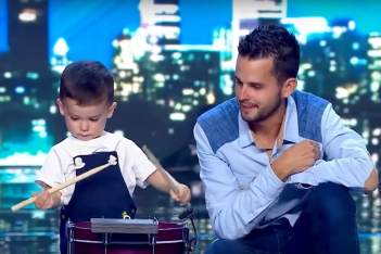 Ο καλύτερος drummer είναι μόλις 2 ετών - Δείτε το απολαυστικό βίντεο