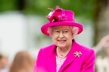 Η Βασίλισσα Ελισάβετ καλλυμένη με σμαράγδια στην ετήσια γιορτή του διπλωματικού σώματος
