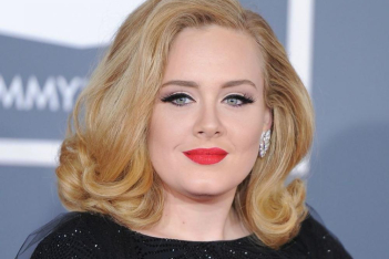 H Adele φανερά αδυνατισμένη ποζάρει με τον Άη Βασίλη και εντυπωσιάζει με την αλλαγή της