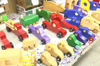 Jim Annis: Ο πραγματικός «Άγιος Βασίλης» που φτιάχνει εδώ και 50 χρόνια ξύλινα παιχνίδια για παιδιά που υποφέρουν