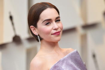 H Emilia Clarke βάζει τέλος στις selfies με τους fans της μετά από κρίση πανικού