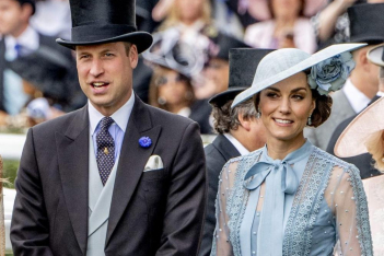 Η αμήχανη στιγμή που η Kate Middleton απέφυγε το χάδι του πρίγκιπα William