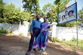 15 χρόνια από το φονικό τσουνάμι στον Ινδικό Ωκεανό - Η συγκινητική ιστορία ενός ζευγαριού που έκανε το σπίτι του ορφανοτροφείο