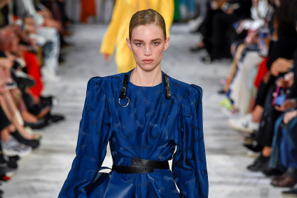 Να πώς θα φορέσουμε το Classic Blue, το χρώμα του 2020, σύμφωνα με την Pantone