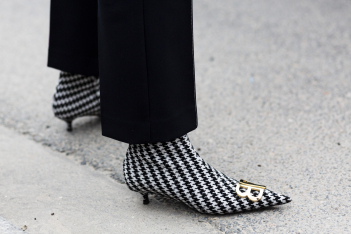 Δεν φαντάζεστε τι παπούτσια φορούν τώρα οι fashion influencers - Θα σας κάνουν να τα βλέπετε όλα ασπρόμαυρα
