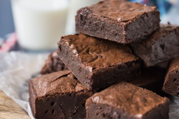 Φτιάχνουμε πεντανόστιμα brownies χωρίς ζάχαρη και χωρίς αλεύρι