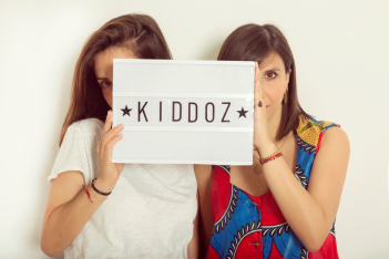 Kiddoz: Η Ζωή και η Μαρία μάς συστήνουν μοντέρνα παιδικά τραγούδια