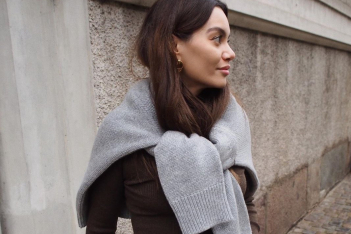 Αμέτρητες γυναίκες στο Instagram, φορούν τώρα το πουλόβερ τους με αυτόν τον 90s τρόπο