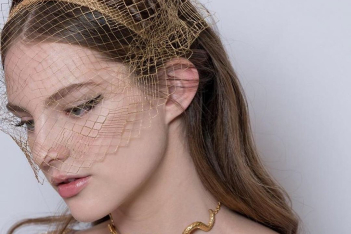 Το μακιγιάζ στο show του οίκου Dior που θέλουμε να δοκιμάσουμε την Άνοιξη - Λαμπερή βάση και περίτεχνο eyeliner