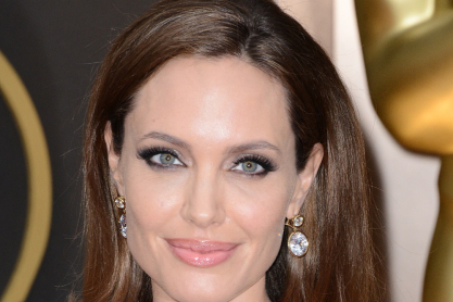 Aκόμα και την Αngelina Jolie την πάει βόλτα ο σκύλος της