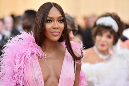 Η 49χρονη Naomi Campbell αποκαλύπτει το θεϊκό κορμί της και καταρρίπτει το μύθο της ηλικίας