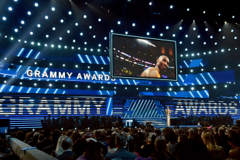 Grammys 2020: Οι stars των μουσικών βραβείων αποτίουν φόρο τιμής στον Kobe Bryant 