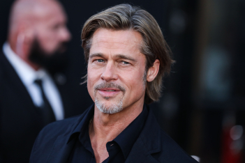 Η γοητευτική εμφάνιση του Brad Pitt σε μια ακόμη τιμητική του διάκριση