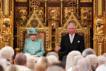 Τέσσερις γενιές βασιλέων: Γιατί το νέο πορτραίτο της βασιλικής οικογένειας είναι ιστορικής σημασίας