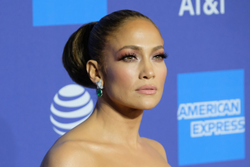Το πρώτο εντυπωσιακό red carpet look για το 2020 ανήκει στην Jennifer Lopez - Με floral δημιουργία