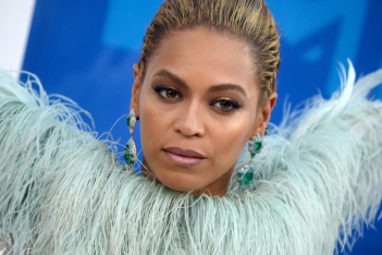 Η Beyoncé φορά τη νέα της συλλογή και εντυπωσιάζει 