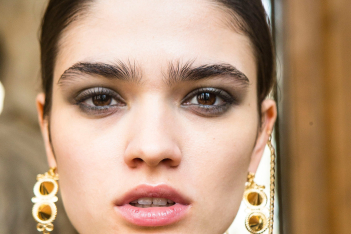 Beauté την Κυριακή: Αυτό το DIY lip scrub θα κάνει τα χείλη σας πιο ζουμερά