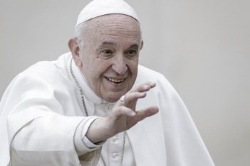 «Καμιά φορά χάνω και εγώ την υπομονή μου»: Η συγνώμη του Πάπα για το χαστούκι στο χέρι πιστής