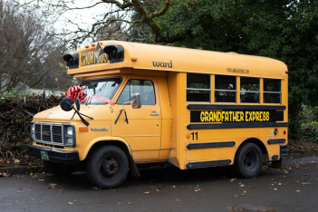 Αξιαγάπητος παππούς αγόρασε σχολικό λεωφορείο για να πηγαίνει τα εγγόνια του στο σχολείο