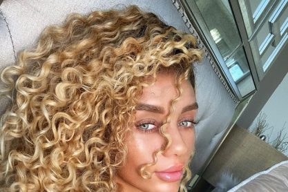 Η πληθωρική Jena Frumes προκαλεί ατυχήματα με την εξωτική της ομορφιά