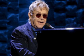 Ο λόγος που ο Elton John «έχασε» τη φωνή του σε συναυλία και έφυγε από τη σκηνή