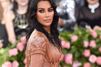 Η Kim Kardashian ποζάρει με '80s look στο πλευρό της θρυλικής Cher