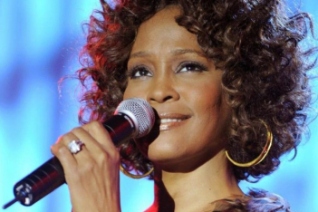 H Whitney Houston «ξανά» στη σκηνή 8 χρόνια μετά τον θάνατό της