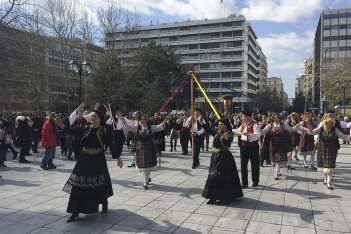 Απόκριες στην Αθήνα: Όλη η πόλη γιορτάζει την Αποκριά με μουσικές κάτω από την Ακρόπολη!
