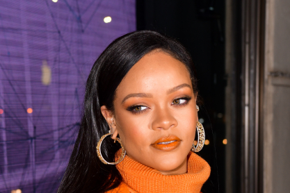 Sexy moment: H Rihanna παραδίδει μαθήματα στιλ ακόμα κι όταν σκύβει να φτιάξει την μπότα της