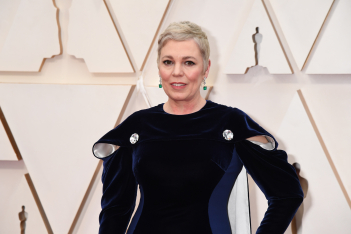 Η Olivia Colman με ανανεωμένο hairlook στα Oscars, ξεφεύγει από τα standards της