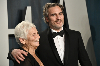 Ο Joaquin Phoenix γιορτάζει το Oscar αγκαλιά με τη μαμά του και έχουμε έναν ακόμα λόγο να τον λατρεύουμε