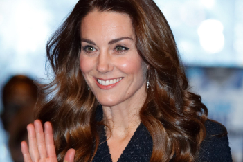 Η Kate Middleton πήγε στο θέατρο με το πιο κομψό φόρεμα και glitter γόβες - Απλά ακαταμάχητη