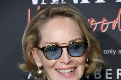 Η Sharon Stone στα 61 της πιο γοητευτική από ποτέ με χαμόγελο που ξεπερνά στη λάμψη το glam jumpsuit της