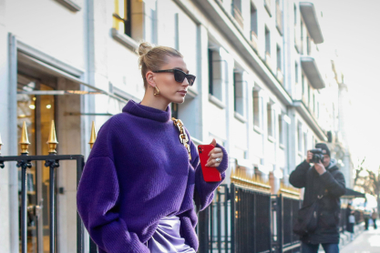 Η Hailey Bieber μας άφησε άναυδες με την τελευταία της εμφάνιση - Με μπότες που δεν είναι μπότες