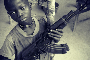 Παγκόσμια Ημέρα του Κόκκινου Χεριού: Η τραγική ιστορία πίσω από τα παιδιά που γίνονται στρατιώτες