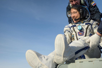 Christina Hammock Koch: Η πρώτη γυναίκα αστροναύτης που έσπασε κάθε ρεκόρ παραμονής στο διάστημα