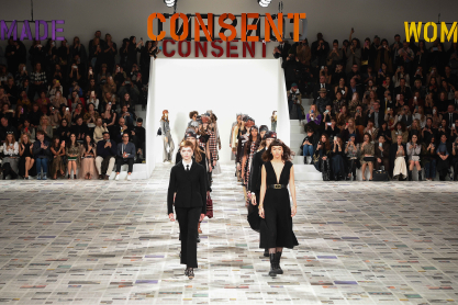 Dior: To δυνατό μήνυμα για τον φεμινισμό και το σκάνδαλο Weinstein μέσα από το show 