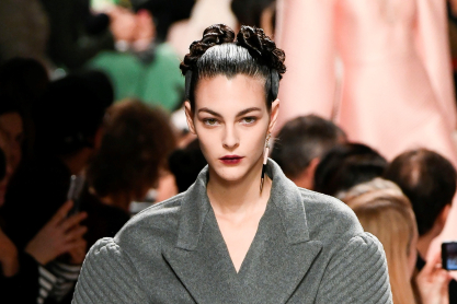 Ο οίκος Fendi έδωσε ένα φουτουριστικό twist στη femme fatale της δεκαετίας του '40