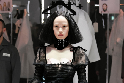 Ο Gucci παρουσίασε ένα από τα πιο πρωτοποριακά shows με τα μοντέλα να ντύνονται μπροστά στους καλεσμένους