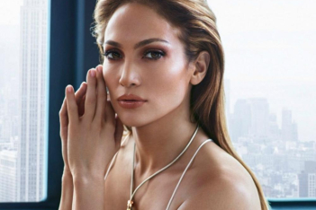 Η εντυπωσιακή εμφάνιση της Jennifer Lopez με φυσικό hair look 
