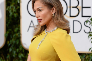 Η Jennifer Lopez δεν διστάζει να βγάλει ολόσωμη selfie στα 50 της - «Νιώθω ήρεμη και ανανεωμένη»