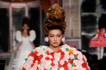 Η Μαρία Αντουανέτα, ο Moschino και η συλλογή με τα πιο εντυπωσιακά φορέματα