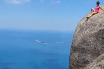 Απερίσκεπτη τουρίστρια ρισκάρει τη ζωή της ποζάροντας στην άκρη ενός βράχου
