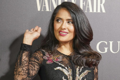 Η 53χρονη Salma Hayek αποδεικνύει πως δεν έχει ανάγκη από botox με μια εντυπωσιακή φωτογραφία