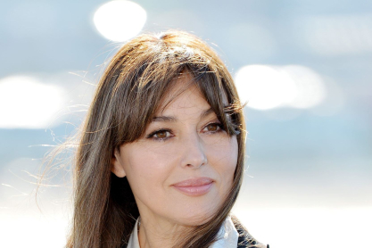 Η Monica Bellucci είναι η επιτομή της θηλυκότητας στη νέα της εμφάνιση