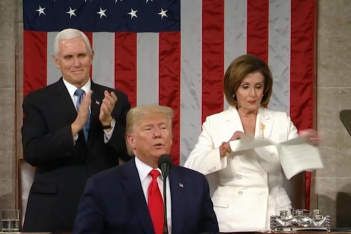 Trump και Pelosi «έβγαλαν νύχια»: Αρνήθηκε να της σφίξει το χέρι και εκείνη έσκισε την ομιλία του