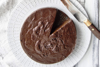 Η σοκολατόπιτα της τεμπέλας χωρίς βούτυρο, αυγά και χωρίς μίξερ 