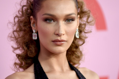 H Bella Hadid αφήνει άφωνους άνδρες και γυναίκες με το νέο της εξώφυλλο