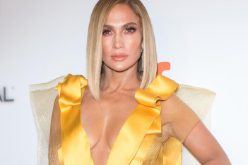 Αψεγάδιαστη χωρίς Botox: Η Jennifer Lopez κάνει γκριμάτσες με τον ήλιο να πέφτει στο πρόσωπό της